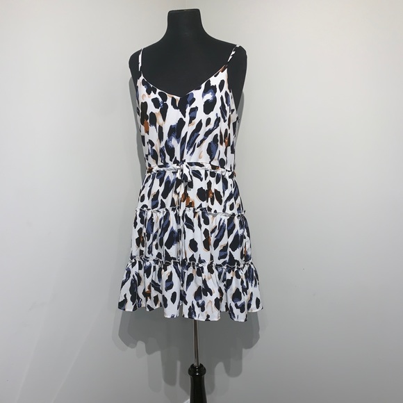 Only 1 left, size large! Classy but sassy dress - Picture 4 of 7